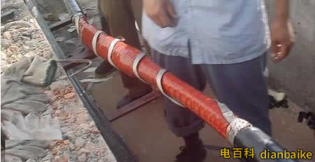 焊接地線 用附帶的編織銅線將接頭兩端的保護鋼鎧聯結(焊接)起來。